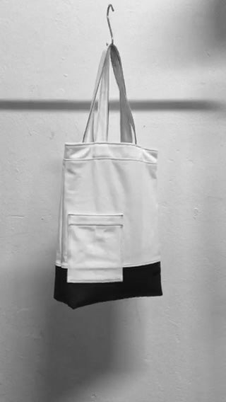 A chic and usefull white shoulder bag with a patched pocket at the front. The bag is made in Berlin Germany. 