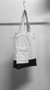 Eine schicke und nützliche weiße Schultertasche mit einer aufgesetzten Tasche vorn. Die Tasche wird in Berlin Deutschland hergestellt.     Größe: 32 cm x 42 cm x 11 cm Farbe: Weiß, Schwarz Material: Oberstoff 80% Baumwolle, 20% Kunstleder                Futter 100% PE