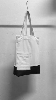 A chic and usefull white shoulder bag with a patched pocket at the front. The bag is made in Berlin Germany. 